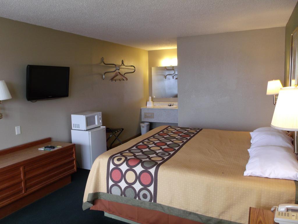 Budgetel Inn & Suites Butler Exterior photo